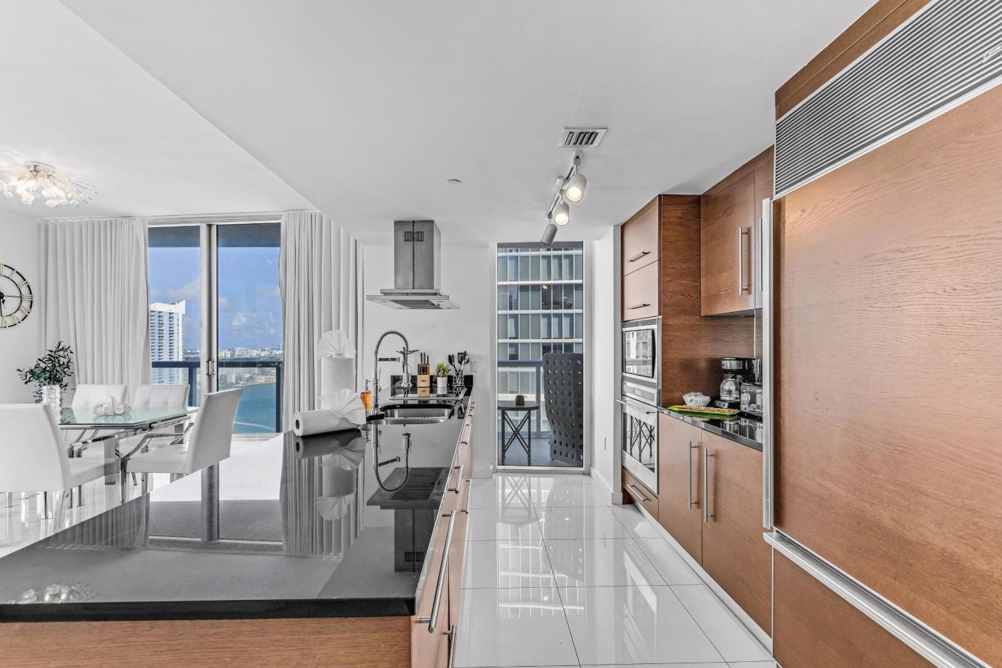 Luxurious Condo At Icon With Views Miami Kültér fotó